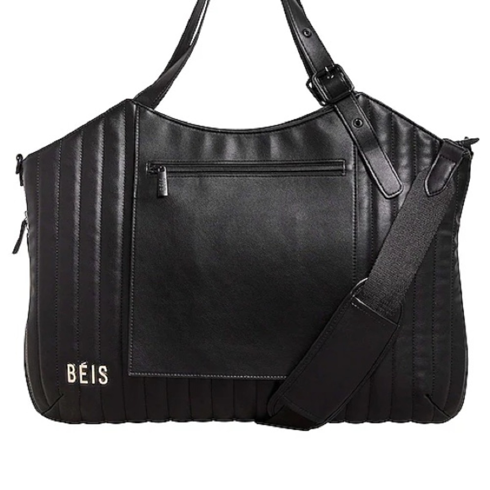 BÉIS "The Overnight Bag" in Black Quilted Faux Leather.